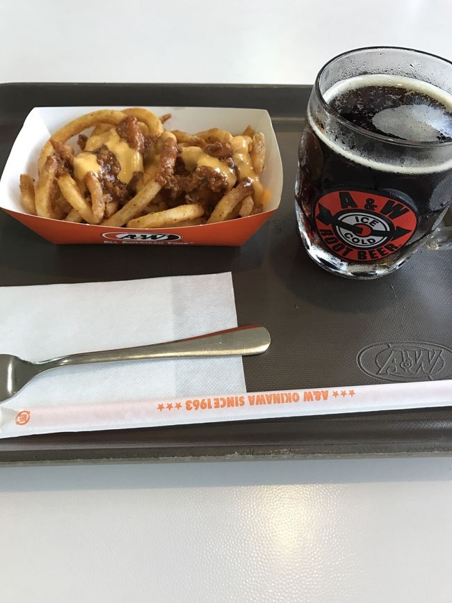 試食しまくりでお腹は空いてないけど、甘いものばっかり食べたら今度はしょっぱいもの食べたくなっちゃったので念願のA&amp;Wへ。<br /><br />私の好きな本の一冊に沖縄を舞台にした桐野夏生の「メタボラ」という小説があります。<br />その中の登場人物が、A&amp;W食べたがってたなぁ<br /><br />カーリーフライとルートビア<br /><br />ルートビア初めて飲んだけど、保健室の味だ…私には無理(^_^;)