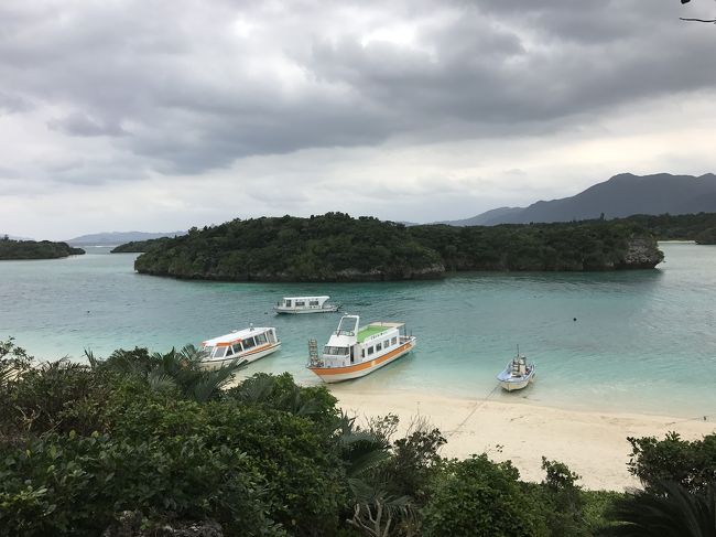 川平湾<br />曇っててもエメラルドグリーンなのは、砂がサンゴや貝殻でできていてわずかな光も反射してくれるから、だそうです。