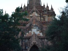 続いて、バガンイチ背が高いティローミィンロー寺院へ。
