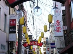 長崎市内の狭い路地を抜けて、今日のメインイベントが待ち受けている場所へ歩を進める。