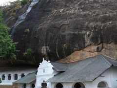 門をくぐった先には、巨大な岩に押しつぶされそうになっているように見える、コロニアル風の石窟寺院の建物群が。