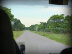 【 - ジンバブエからボツワナ（チョベ国立公園）へ越境 - 】

ビクトリアフォールズ（ジンバブエ共和国）にあるレインボーホテルからバスに乗り約１時間分ほど、チョベ国立公園のあるボツワナ共和国との国境に向かいます。


すると、なにやら........