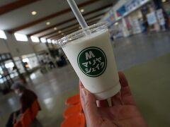 離島ターミナルで　友達オススメのマリヤシェイクを飲みました

美味し～い

今度はソースをトッピングしてもらおう(^^)