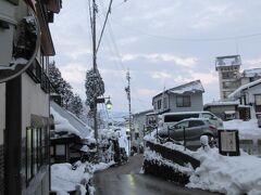 上寺湯を出た道から、坂下の熊の手洗湯方面を望む。

地図で確認すると、左手の建物は、「ぼくちそばかごや」かな？
十割そばで野沢では有名なお店の様だ。

表には、「年越し蕎麦やります。年始の営業は〇日から」
と書かれた紙が貼ってあった。
（日付失念だけれど、元旦は休業だったのは間違いない。）

素泊まりだったら、絶対、行きたかったなぁ。
