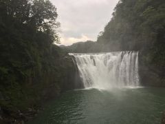 台湾のナイアガラと言われる十份瀑布へ。
歩いてそんなにかからないって記事見たけど、30分くらい歩いた気がする

ひーひー
