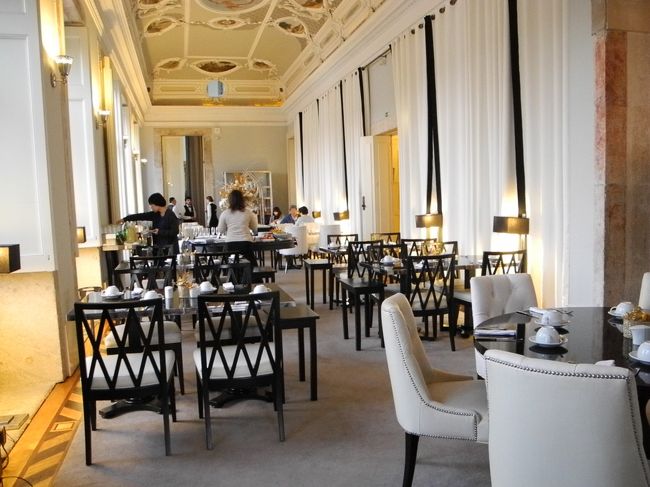 ポサーダでの朝ごはん♪<br />元旦の朝、早い時間にいるのは日本人ばかり笑<br /><br />だってポルト観光は今日一日しかないから<br />昨晩寝たのが３時でもがんばるしかない！<br /><br />