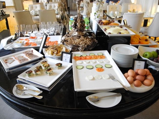 サラダ、フルーツ、キッシュなど一通りのバイキング。<br />このほかハム・チーズも充実してる。<br />