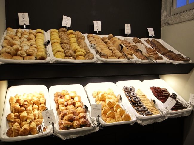 パンの種類たくさん。<br />スイーツ系もある。<br /><br />一つ残念だったのはコーヒーが苦くて私の口には合わなかったこと。