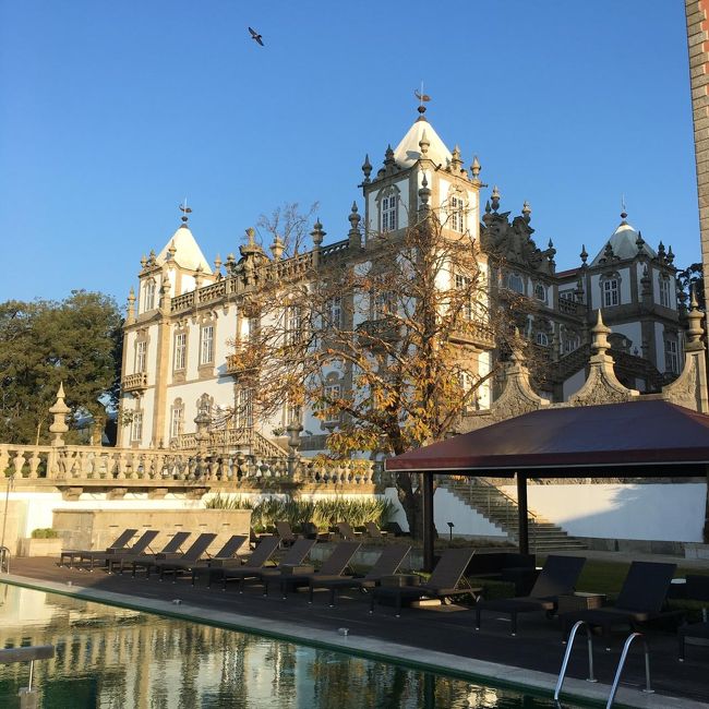 朝食後にホテル内散策。<br /><br />ここにもプールがある。<br />ドウロ川沿いで気持ちのよい空間。<br />夏はいっぱいなんでしょうね。