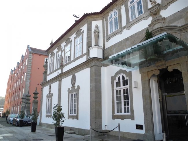 ホテルエントランス側。<br />奥のオレンジの建物が新館。<br />こちらから見ると宮殿感少なめ。<br /><br />夢のお城は終了。<br />今夜の宿にスーツケースを預けにタクシーで<br />トリンダーデ駅前のトリンダーデホテルへ移動。<br />