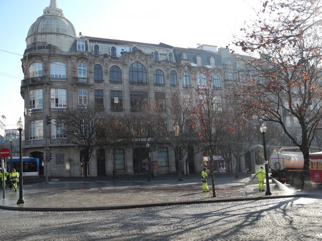 昨日のカウントダウン会場。<br /><br />てっきりゴミだらけと思いきや、清掃の人が入ってて<br />もうきれいになってる。<br /><br />ポルトガル人ってきれい好きなんだ。。<br /><br />昨日のカウントダウンといい、すごく組織立ってる感じがするので<br />ポルト市主催なのかしら。<br />