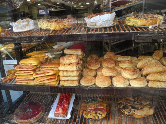 リベルダーデ広場のパンやさん。　Ｇｒｕｐｏ　Ｃｅｌｅｓｔｅ<br />元旦から張り切って営業中。<br />明日も朝７時からやってるということで出発前に寄ることにしました。<br /><br />美味しそうなパンやスイーツが並んでいて、中にはイートインもあり。<br />とても賑わってました。<br />単にこの日やってる店が少なかったからかもしれませんが、、