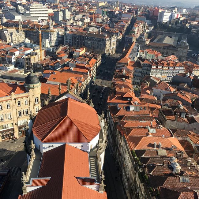 塔に登るのに行列。<br />とても狭い階段なので行きかえない。<br /><br />がんばって階段を上ったところには絶景。<br /><br />オレンジ色のレンガ屋根がかわいい。<br />魔女の宅急便を思い出す♪