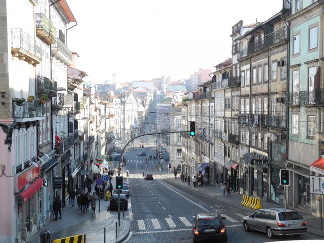 クレリゴス教会からサンベント駅の方へ。<br />ポルトらしい坂。<br />この通り沿いのお店は軽食レストランもお土産屋さんもそこそこ営業してました。