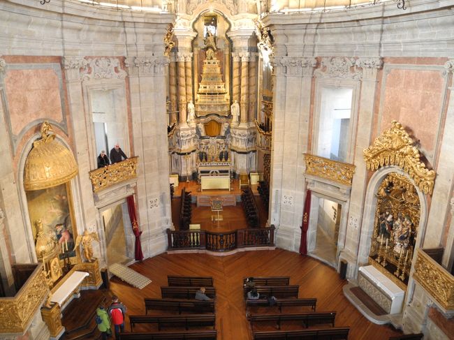 ポルトで年末年始を過ごそうという観光客は結構多いみたいで<br />結構混んでる。<br /><br />欧米の人が多そう。