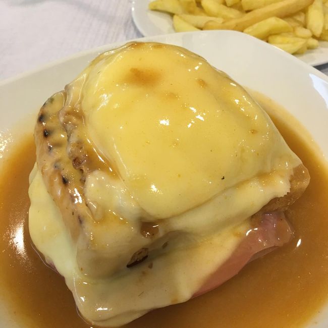 フランセジーニャがこの店の名物ということで注文。<br /><br />ハム・ソーセージなどの肉類・目玉焼きのホットサンドにチーズがとろり、<br />さらにフランセジーニャソースがたっぷり。<br /><br />夢のようなサンドイッチ。<br />おいしかったー。