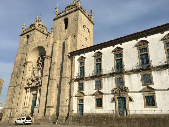 サンベント駅からまた急な坂を登ってカテドラルへ。<br /><br />１３時５０分くらいに行ったら開いてなくて、<br />さっきクレリゴス教会でやってるって言ってたのに何で？？って焦って建物の周りぐるぐるしてたら１４時からだった。<br /><br />１４時になったら、ドアが開いて<br />周りの人も待っていたらしくワラワラ集まってきた。