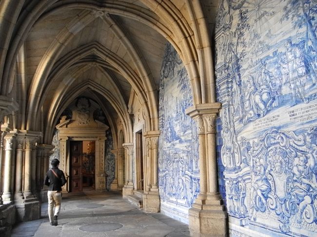 カテドラルの回廊にはアズレージョ