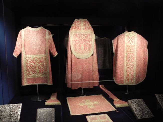 またまた飾ってある法衣。<br />ここは宝物館らしい。