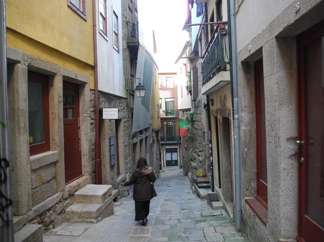 カテドラルからカイスダリベイラを目指して<br />案内に従って市街地を降りていく