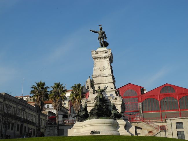 ボルサ宮の前の広場には<br />エンリケ航海王子の像がたつ。<br />