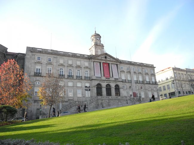 ボルサ宮。<br />最近まで証券取引所として使われていた建物だけど、<br />中は豪華絢爛な黄金の間やアルハンブラ宮殿を模して造られたアラブの間などが<br />あって見ごたえ十分、ということだった。<br /><br />しかしさすがに元旦は営業していなかったので外観だけ。