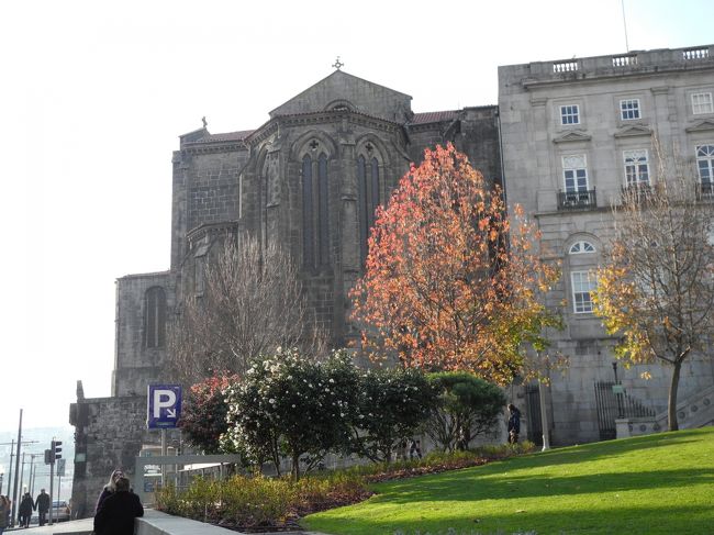 ボルサ宮隣のサンフランシスコ教会はやっていたので<br />中を見学。