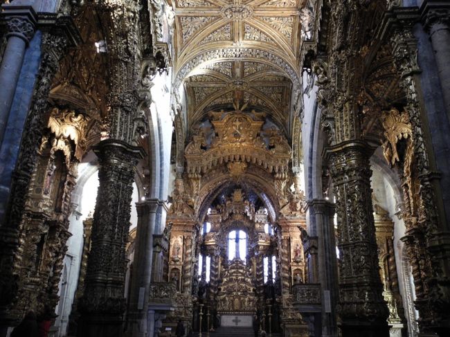 こちらも豪華絢爛。<br /><br />ポルトガルって結構ゴテゴテの内装の教会が多い。