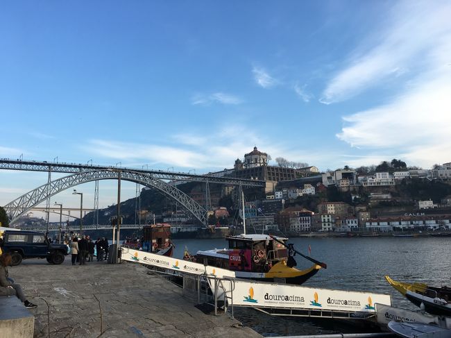 カイスダリベイラにやってきた。<br /><br />ここはたくさんの観光客でにぎわっていて、レストランやカフェも半分くらいは営業していた。昨日の夜もここに来ればよかった・・。<br /><br />