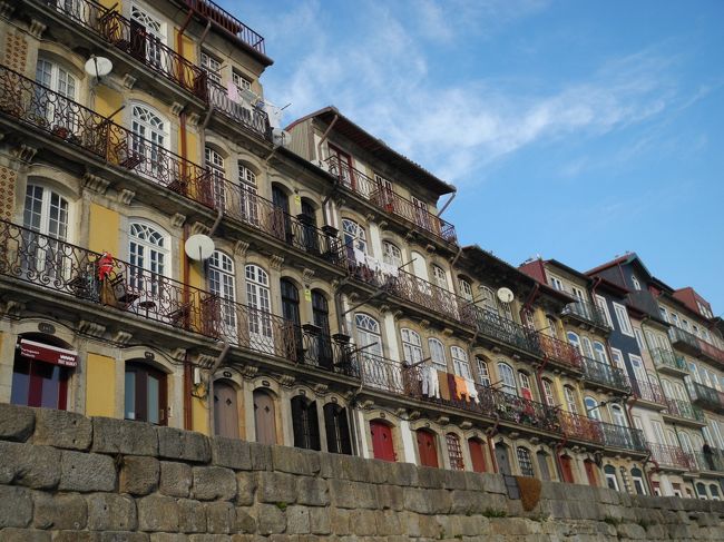 カイスダリベイラは海沿いの道から一段上がったところにも道があって<br />カフェやレストランなどが並んでる。<br /><br />色とりどりの建物がポルトっぽい。