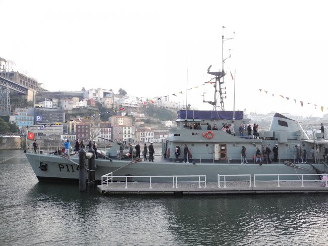 観光船もお客さんたくさん。