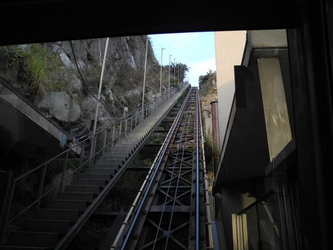 反対岸ヴィラノヴァデガイアのロープウェイに乗りたかったので<br />とりあえずケーブルカーで上へ。<br /><br />ケーブルカーは、１１月から３月の間、<br />月～木は８時から２０時<br />金・土は８時から２２時<br />１回２．５０ユーロ。<br />結構高いけど、急な階段を上ることを考えたら安いものか。。