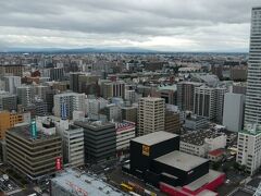 テレビ塔から。雲が重たく、あまり絶景とは言えないがこちらは創成川の方向。
高層ビルが目に入る。