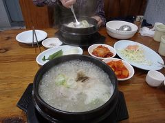 夕食は参鶏湯を。
釜山での定番です。
お店のおばちゃんも覚えていてくれて、
最近は挨拶してくれます。

あ～、暖まるわぁ。