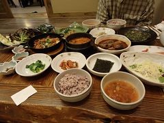 韓国最後のご飯に選んだのはコヒャンマの定食。
いつもは夕食に来るのですがお昼は初めて。
ちょうど12時過ぎだったのでちょっと並んでいました。
しばらくして案内されたのは奥の座敷。
オンドルで暖かい～。