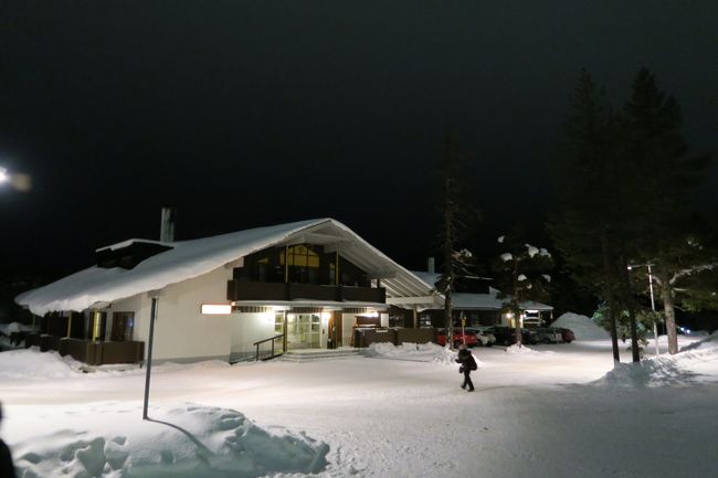 現地は夜の19時くらい、息子君お腹がすいたということで、ホテルのレストランに行ってみることに。