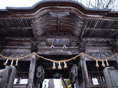 宿の方へと戻り、圓蔵寺へ参拝を。
表参道の石段を登ると、仁王門が現れる。
風雪に晒されて、何とも言えない迫力があった。