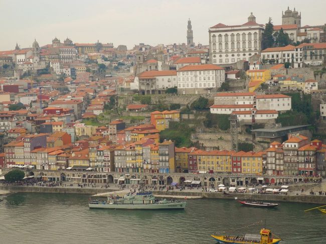 同じくロープウェイ乗り場からカイスダリベイラ。<br />ポルトらしい風景。<br /><br />ちょっともう暗くなってきた・・。