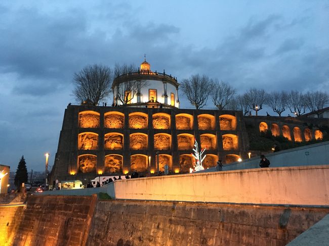 ケーブルカーで登ったあと、<br />ドンルイス１世橋を渡って再び<br />ノッセセニョーラドピラール修道院へ。<br />夕暮れ時できれい。