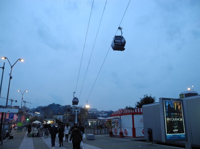 普通の街の上空をロープウェイが通っていて少し不思議。