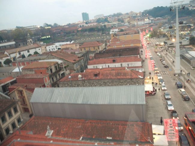 ロープウェイからの景色。<br />ヴィラノヴァデガイアはワイナリーが多いので<br />奥行きのある細長い建物が目立つ。