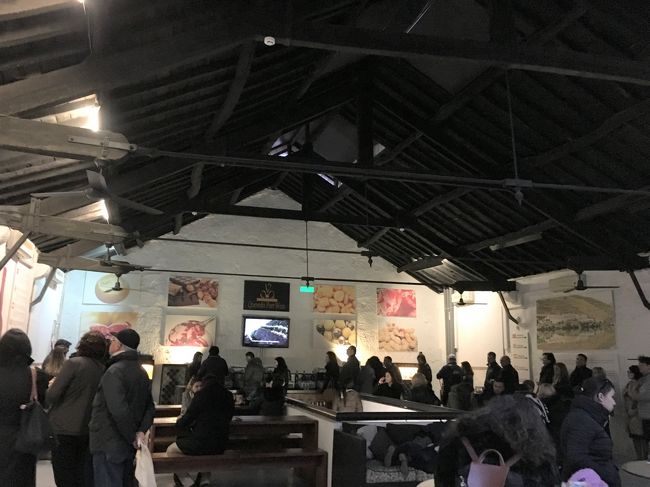 ロープウェイ客がみんな来てるのか、<br />にぎわう試飲スペース<br /><br />３種類のポートワインから選んで１種類だけ試飲できる。<br /><br />お土産用の小さいサイズのものも売っていて、その辺のお土産物屋さんで買うより実際飲んだものが買えるのでいいかも。特別高くないし。<br />私たちは既にたくさん買っていたのでここでは購入せず。<br />でも試飲したポートワインはおいしかった。