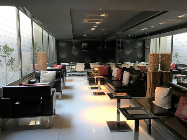 ということで戻ってきたトリンダーデホテル。<br />ウェルカムドリンクでポートワインを1杯いただけるということ。<br />うれしいけど、今はワインじゃなくて夕飯が食べたい。<br /><br />このホテル内ラウンジではハンバーガーやピザなどの軽食はいただけるが<br />ポルトガルフードはない。