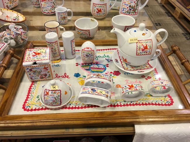 私はポートワイン入りジャムと小瓶7本入りのオリーブオイルを購入。<br />ジャム７．５０ユーロ、オイル14ユーロ。<br />ちょっと高いけどデザインもおしゃれで女子友へのおみやげによい♪<br /><br /><br />食器もかわいかったけど、スーツケースにもう入らなそうだったので諦め。<br /><br />ＣＡＳＡ　ＤＯ　ＧＡＲＯ<br />住所　Rua Diogo Leite　64,4400-111,Nova de Gaia