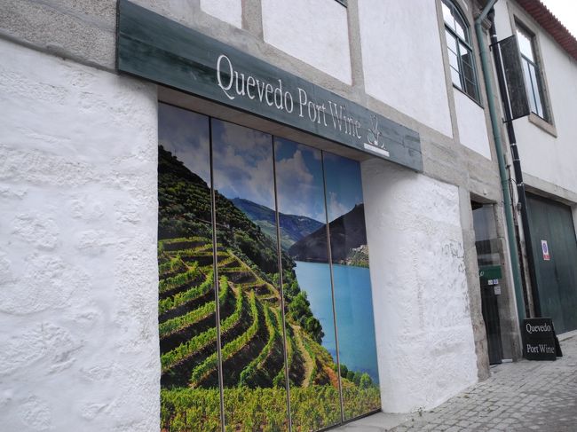 ロープウェイのチケット購入したら<br />ポートワインの試飲無料チケットがついてきたので行ってみた。<br />ロープウェイ乗り場からすぐ。<br /><br />ほんとはワイナリーも行きたかったけど元旦であきらめていたのでうれしい。<br />ここはワイナリー見学はなかった。<br />他のもう１軒営業しているワイナリーを見かけたけど基本はお休みかも。<br />通りにはあまり人気がなかった。