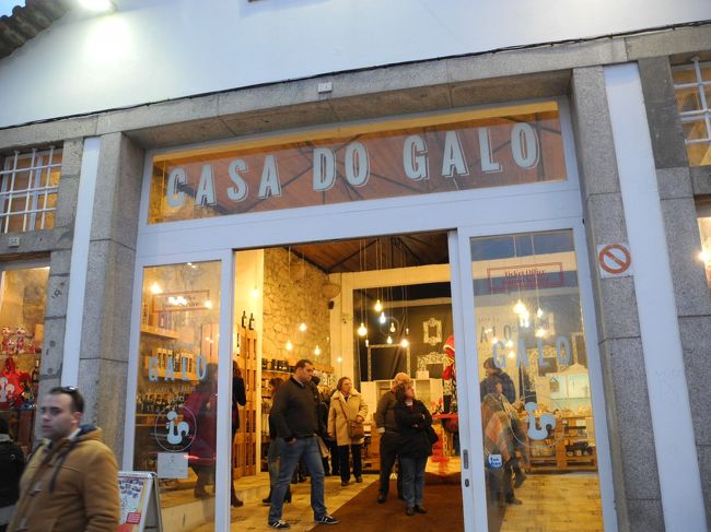 帰りのロープウェイに乗る前に休憩したくて<br />川沿いのディオゴレイテ通りでカフェを探すもよさそうなところが見つからず、<br />途中で見つけて入ったお土産物屋さんＣＡＳＡ ＤＯ　ＧＡＬＯ<br /><br />ワインショップらしいけど、雑貨やジャム、オリーブオイルなど<br />普通のおみやげも充実。