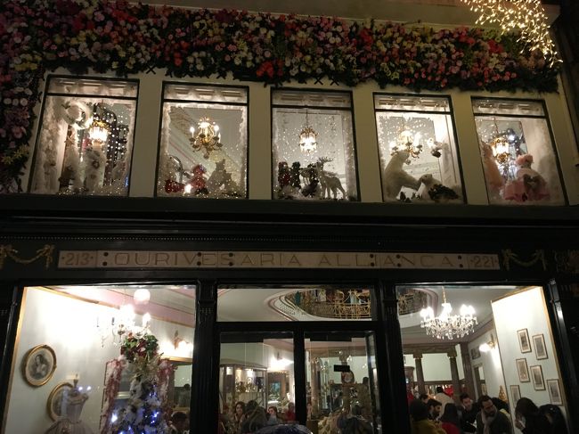 もう夜だったけど、腰が痛くなってきたので<br />カフェを探して休憩。<br /><br />暗くなってくるとお店がだんだん閉まってしまい、<br />開いてるお店は大混雑。<br /><br />ようやく入れたこのお店も少し並んでようやく入れた。<br />フローレス通りのティーサロン<br />ティーサロンなのに、のどが渇いてたのでピーチネクターを飲んでしまった笑<br />ミニエクレアも頼んだけど、イマイチだった。