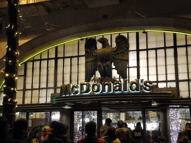腰が痛すぎたのでとりあえず一旦ホテルに戻ることに。<br /><br />途中で見つけたリベルダーデ広場のマック。<br /><br />インペリアルとの冠がついてて、やたらゴージャス