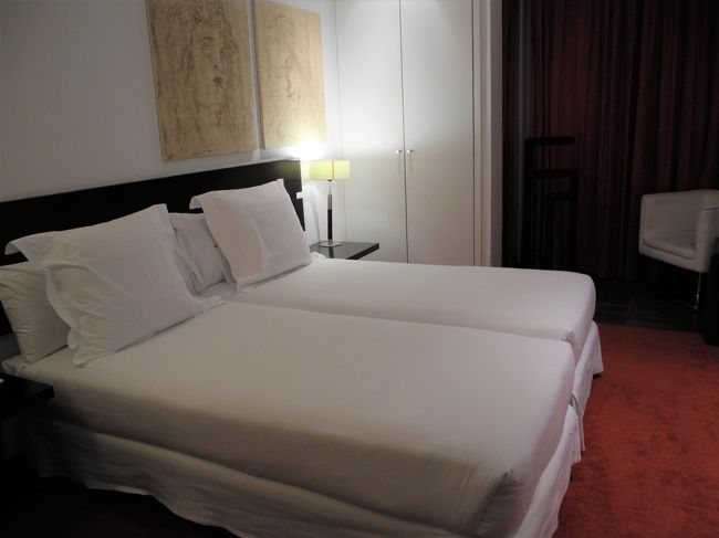 ホテルのお部屋。<br />もう少しひきで撮るとスタイリッシュな内装が見えるのだけど<br />ベッドはシンプル。<br /><br />トリンダーデ駅に近いし、きれいだし、バスルームもお湯がしっかり出るので<br />翌日空港に向かう私たちにはぴったりのホテル。<br /><br />ちなみにホテルから駅までは下り坂だけど、逆は上りで石畳なので<br />5分くらいといえどスーツケースあるとちょっと大変そう。<br />（私たちは行きはポサーダからタクシーで来たので正解）