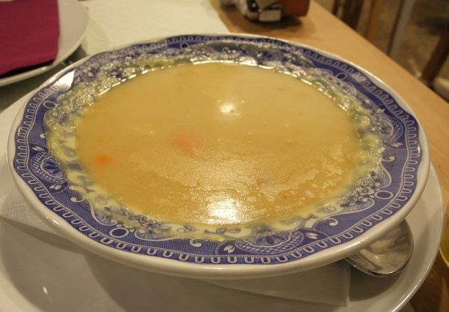 ようやくおなかがすいてきたので最後の晩餐へ出発。<br />確実にお店のやっているカイスダリベイラまでタクシーで行けばよかったのだけど、昼間はそこそこやっているお店はあったし、そこまで行かなくても見つかるかなという甘い気持ちで判断を誤った・・。<br /><br />昼間やっていたお店も夜は閉まっており、さっきお茶をした辺りまで行っても<br />開いているお店は少なく、やっていても予約でいっぱいで入れなかった。<br /><br />もうカイスダリベイラまで歩くしかないか、と思ったときにようやくお店見つけた。（おそらくRua Mouzinho da Silveira沿い）<br /><br />この寒い中、客引きをしてる時点で微妙と思ったけどもはや選択肢はない。<br />一応ポルトガル料理やさん。<br /><br />寒かったので野菜ポタージュを注文。<br />まずくはないけど、、うーん。